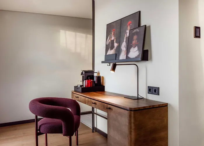 מלון Radisson Red 4*