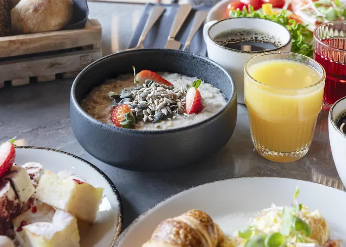 מלון Radisson Red 4*