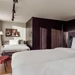 فندق Radisson Red