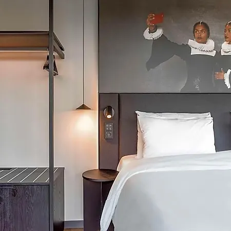 Radisson Red
